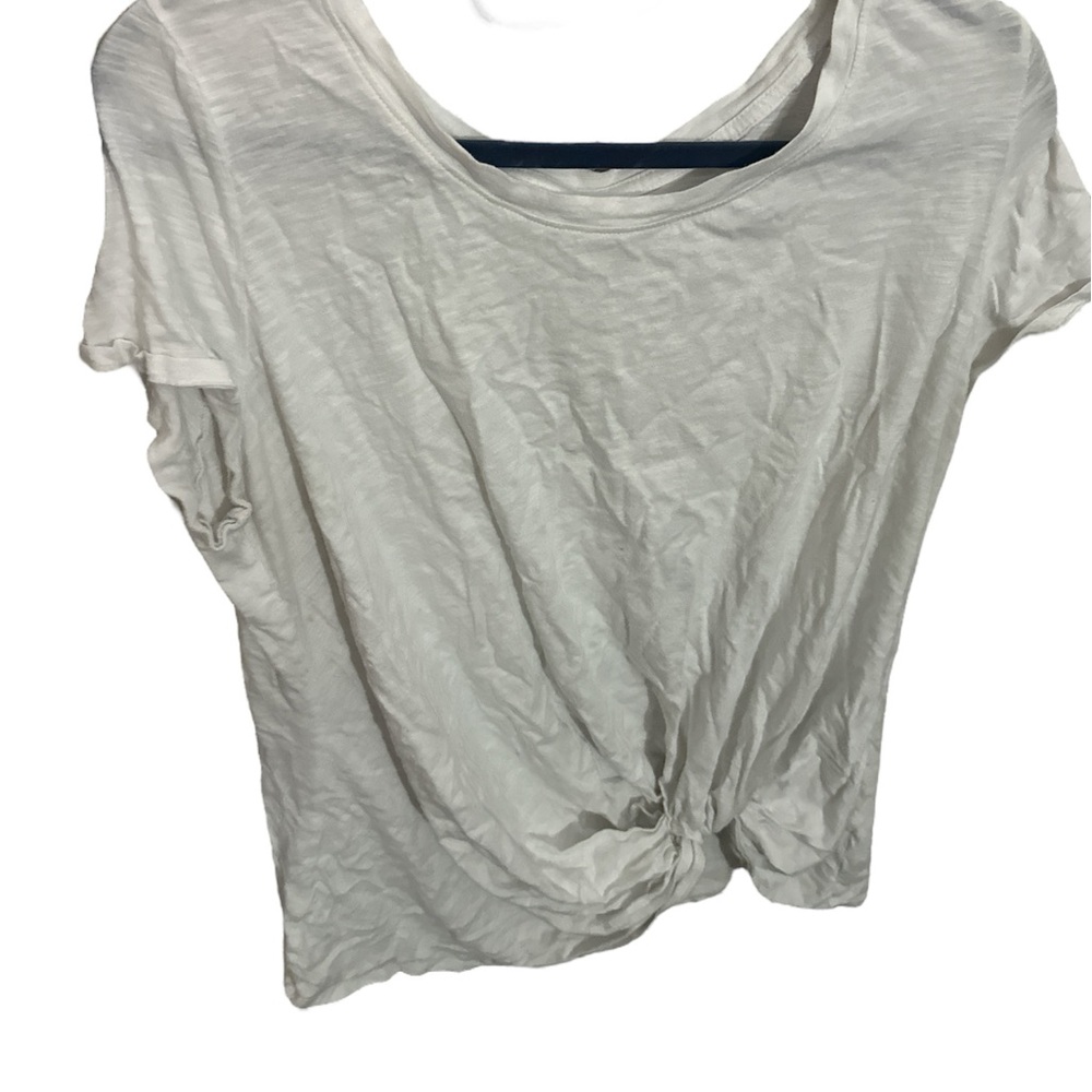 Maurice’s white short sleeve tee with knot on bottom side size 25 pit cute